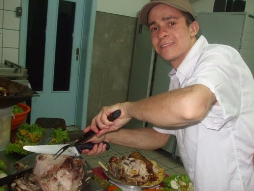 moreno, 1,74 dea altura, olhos castanhos e cabelos castanhos..