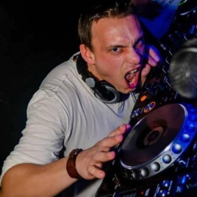 Issu de la scène electro-house française, e-Flau! est avant tout un passionné de musique. Dj/compositeur, ses prod débordent d'énergie et de bonne humeur.
