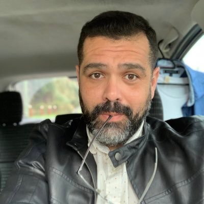 Médico Veterinário, Bacharel em Direito. Priorizando trabalho e estudos. Que Deus abençoe a todos e conforte nossos corações.