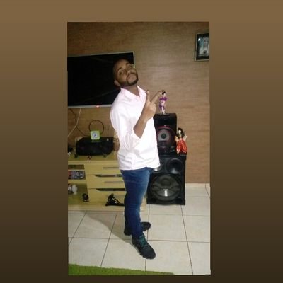 🙌Não cruze os braços diante de uma dificuldade, pois o maior homem do mundo morreu de braços abertos! 🤙🏿