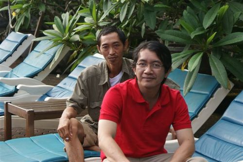 sunan_pelangi's profile picture. Aku hanya ingin diam bersama cahaya,ditutupi cahaya,ditemani cahaya,dicintai cahaya,berjalan hanya menuju cahaya,dan dalam dekapan cahaya selamanya