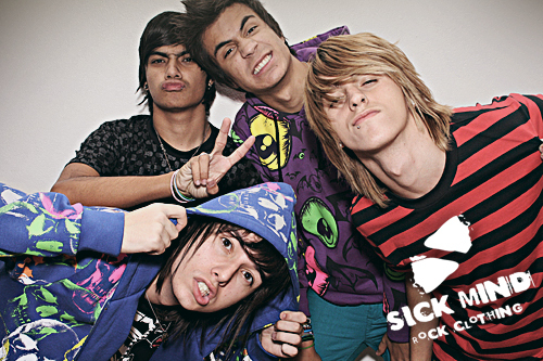 Duas adolescentes que tem a @rockrestart como maneira de viver (L) desde fevereiro de 2010 *-*