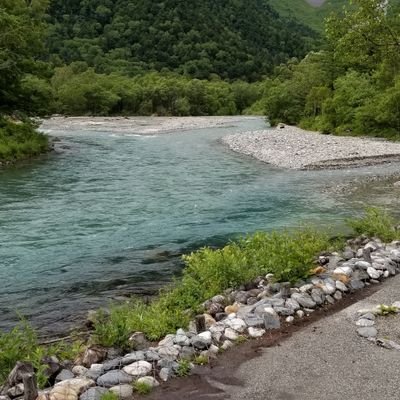 梅雨明けに、横浜から、日帰りで、上高地に行ってまいりました。
引き寄せる場所 水が♒澄んでいて、神々しい雰囲気で漂い   明神池を、散歩しました。