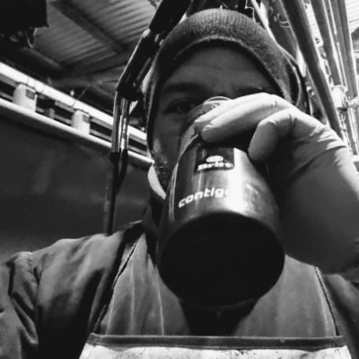 edug_cr's profile picture. Costarricense ordeñando en el Sur de Chile.