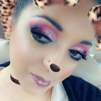 Self taught makeup artist who loves to play! Instagram - @luvynmakeup4life