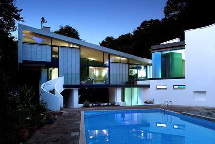 Kaywanahall's profile picture. Moving to blue sky.