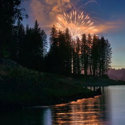 Stay at Bass Lake with all the comforts of home! There’s fishing, boating, hiking, or simply relaxing. 20 minutes from Yosemite's South Entrance. Near vineyards