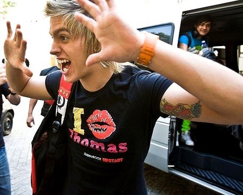 Fã Clube dedicado ao melhor baterista do mundo, @thomasrestart. (L)