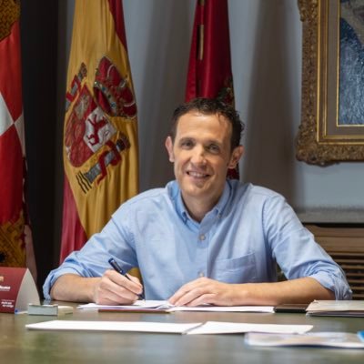 Feliz padre de dos hijas. Casado. Alcalde de Matapozuelos, presidente de la Diputación de Valladolid y del @PPValladolid