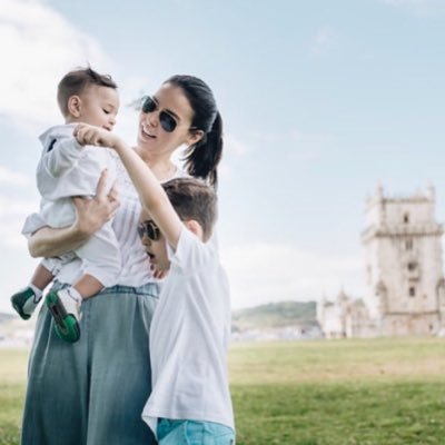 VivianCarneiro8's profile picture. “A vida às vezes precisa sair do trilho para que você possa conhecer novos caminhos.”