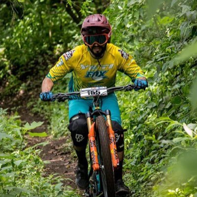 Ciclista y amante a la Naturaleza ... haciendo uso de la libertad de expresión .