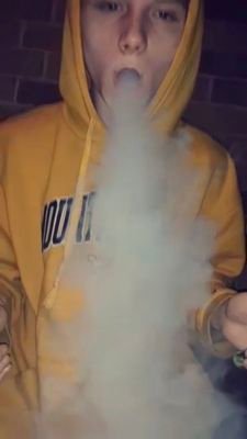 chill stoner tryna find his way in this big world 🤓🍃🔥 gamer / streamer on mixer / twitch follow me spongebob420187