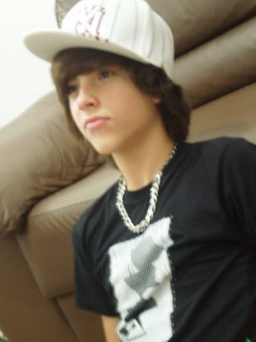 Hackearam meu antigo twitter (@VictorMartinii) segue nesse ;D