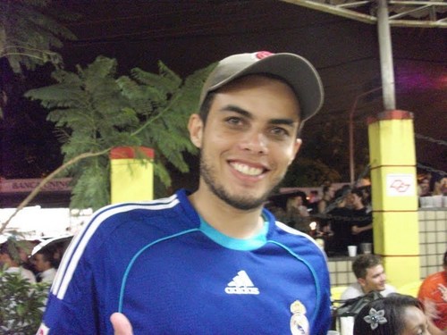 Palmeirense, designer, marketeiro, esquerdista, corredor, churrasqueiro, regueiro, pagodeiro, degustador de cerveja e andarilho.