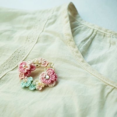 極細レース針を使ってレース糸や刺繍糸を編んだ小さな小さなお花と、紙のお花ロザフィの作品を作っています。ハンドメイド、お花大好き❤︎Twitter初心者です💦無言フォロー、イイね、リツイート失礼します🙇‍♀️
