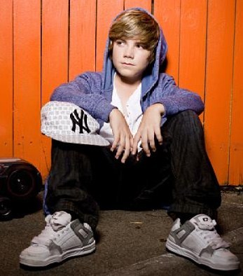 @JordanJansenVOX and @JustinBieber and @BeyonceFans and @greysonchance are following me :O i am soo happy :)