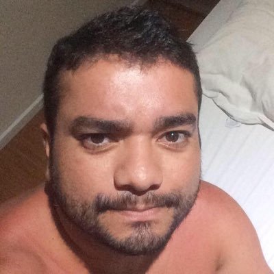 Tenho coragem e defendo minhas convicções, não me uno a grupos para me sentir bem, humilde, me basto. Gosto da minha companhia!