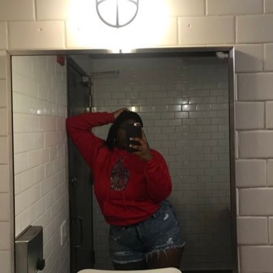 basicallylolaaa's profile picture. 23