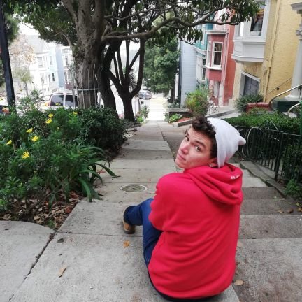 iMax_5's profile picture. Je suis pas sûr mais je pense être indécis. J'aime les animaux mignons mais pas Macron #hug