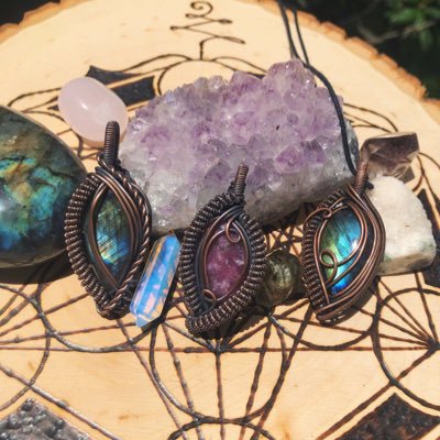 dm with questions / to purchase 🦋🌝✨ customs are OPEN right now! (she/her)