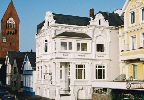 Hotel Beckröge***  in Cuxhaven ist ein Familienunternehmen mit langer Tradition direkt in der Grimmershörnbucht. DZ,Suite inklusive Frühstück.