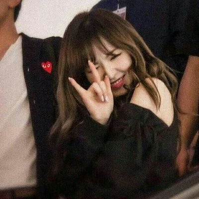 ˋ〔#𝐔𝐍𝐑𝐄𝐀𝐋 1994 〕'A woman that blessed with an angelic voice and in charge of being Red Velvet's vocalist, the name is Son Seungwan / Wendy☘