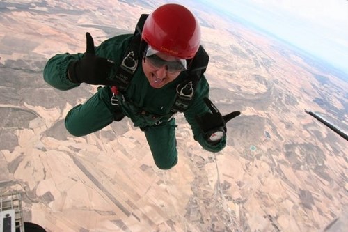 loloQ33's profile picture. soy un tio que en cualquier momento te vende un salto en paracaidas...