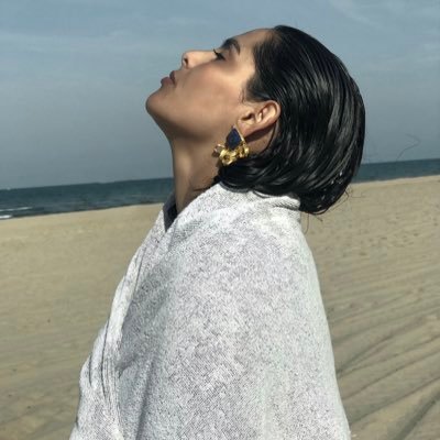 escritora de #prohibidoquererasecas. sosa. asocial. cabezona. cotilla. mupesada. fina pero con chicha. aquí por la fama. de las que huyen sin voltear.