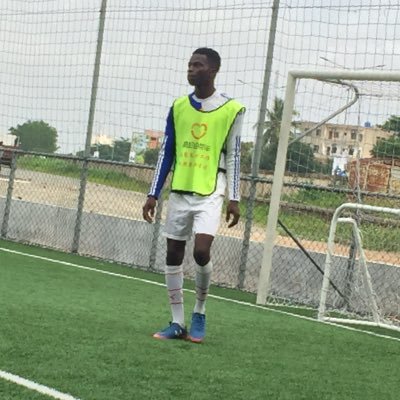 Jeune footballeur Email: ademolaegbeyemi@gmail.com