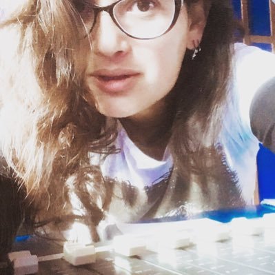 Locutora, baterísta, tanatóloga y consejera.