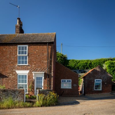 A self catering cottage in the heart of the Norfolk Broads, with panoramic river views, free public mooring, stunning countryside and award winning pubs