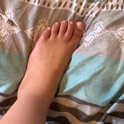 love feet ? DM me if you want some photos 💝 payment required !!