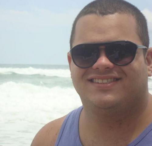 Músico, compositor, produtor musical e comunicólogo. Vocalista da banda Ommar e Guitarrista da banda Generall Lee.