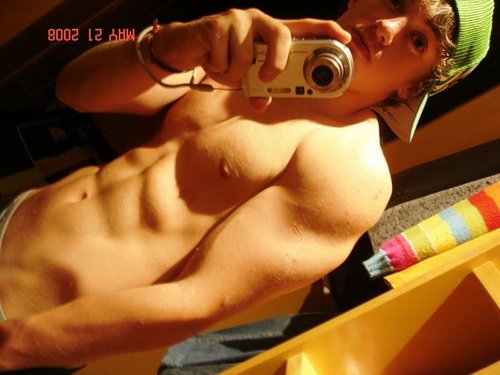 Sou colirio tenho, 22 anos de idade e gostaria qe vocês me add no orkut!