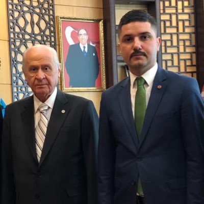 Süleyman Demirel Üniv.-Anadolu Üniv.-Atatürk Üniv.-Anadolu Üniv.Karabük Üniv.Yüksek Lisans
MHP Siyaset ve Liderlik Okulu 14.Dönem Mezunu MHP'li,Ülkücü Nefer
