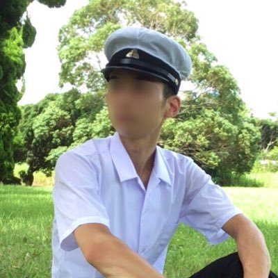 G 170/60/S62 学生帽、学生服、体操服、などを着て、見て、触って青春ごっこをする。旧制中学・高校への憧憬と、自分の中学高校時代への追憶とが混ざり合う、そんな学校世界の留年生。