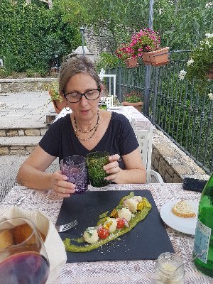 מעצבת מסחור חזותי ברשתות ריהוט מובילות, בתים, משרדים ומרחבי עבודה
