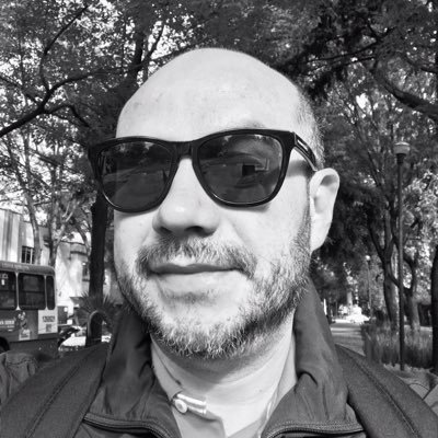 hugo_santoyo's profile picture. Comunicólogo, amo los Legos, la coma vocativa y No confío en las taquerías con trompo pequeño 😑