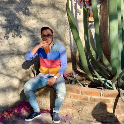 carlosaiza1's profile picture. Tuvo mil historias y olvidó olvidarles; Yo le traje besos por aquellos bosques y un vestido con lunares de colores. ¡Invente caminos, puentes y horizontes!