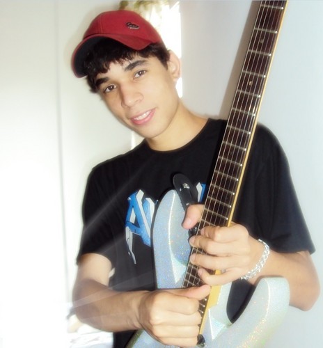 Guitarrista,aluno da EM&T.pauloandregtr@hotmail.com
http://t.co/gcgZArRNny