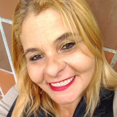 Esposa, mãe,filha, jornalista, corretora de imóveis, cantora,compositora...serva sempre... de outra sorte, não poderia fazer nada disso...
