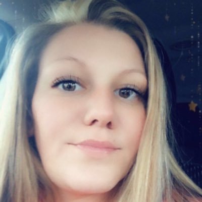 carly_lovett's profile picture. 