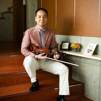 NHK交響楽団でヴァイオリンを弾いています。またNPO法人ハマのJACK理事長を務めています。若き音楽家応援プロジェクト「金の卵」、音楽会でコミュニティを、地域密着型コンサートの開催、老若男女楽しめるコンサートを開催しております。
