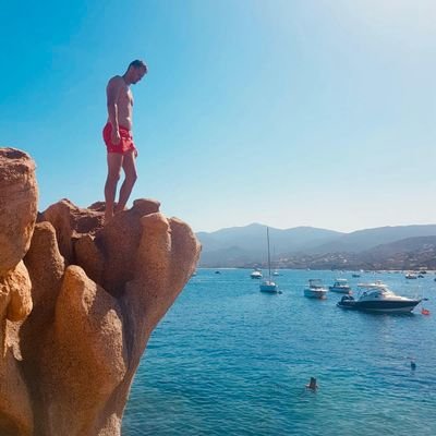 Cyriilo2's profile picture. Prof de ballon ⚽️🏀🎾
Lens & Basta ❤💛