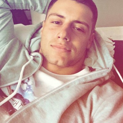 Nisam mnogo duhovit, niti talentovan, pa sam čuo da je to dobra polazna osnova da budem tviteraš. I eto me.