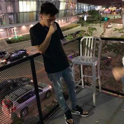 Ricaardo32's profile picture. 