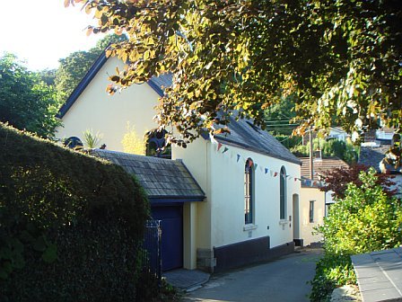 Upscale luxury accommodation. Enchanting river views. The Sunday House, is located on the Fowey River, an area of natural beauty, Golant, Fowey, Cornwall.