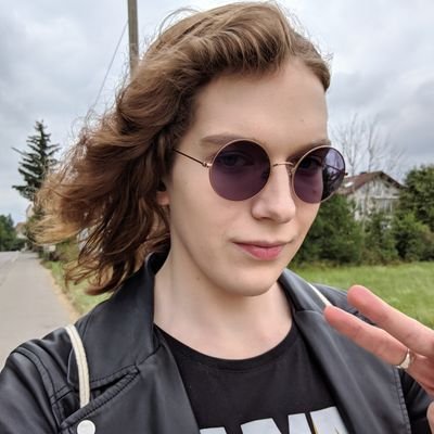 Links-grün-versiffte-Minecraft-Kommunistin 🏳️‍🌈😊