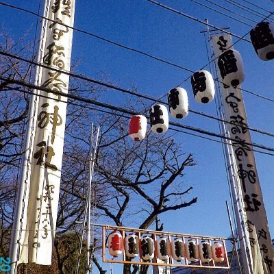 蕨市塚越（旧北足立郡塚越村）の鎮守。境内に蕨織物業の祖 二代目高橋新五郎と妻 いせを祀る機神社が鎮座する。御朱印は原則、各月1日、15日の午前10時から午後4時の間に社務所にて受付しますが、神事や祭事、催事がある場合、こちらが優先されます。詳細は当ツイッターをご覧ください。