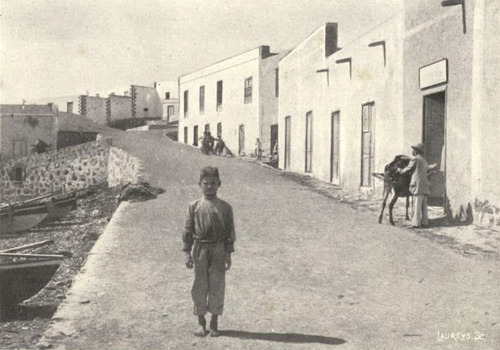 Las casas se agrupaban alrededor de la pequeña playa, que no era más que un amontonamiento de piedras que descendían en pendiente hacia el mar
